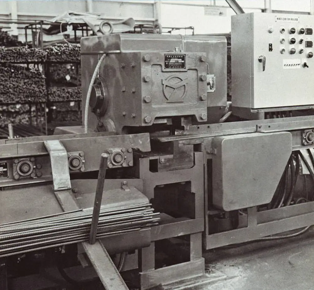 鉄筋自動切断機を開発