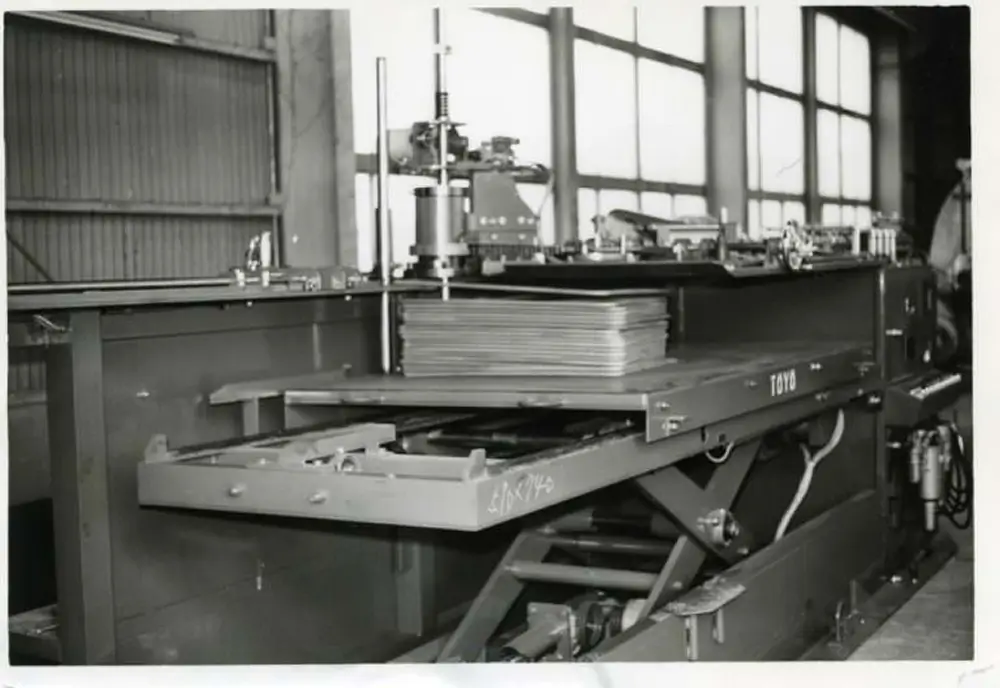 世界初のスパイラルフープマシンを開発